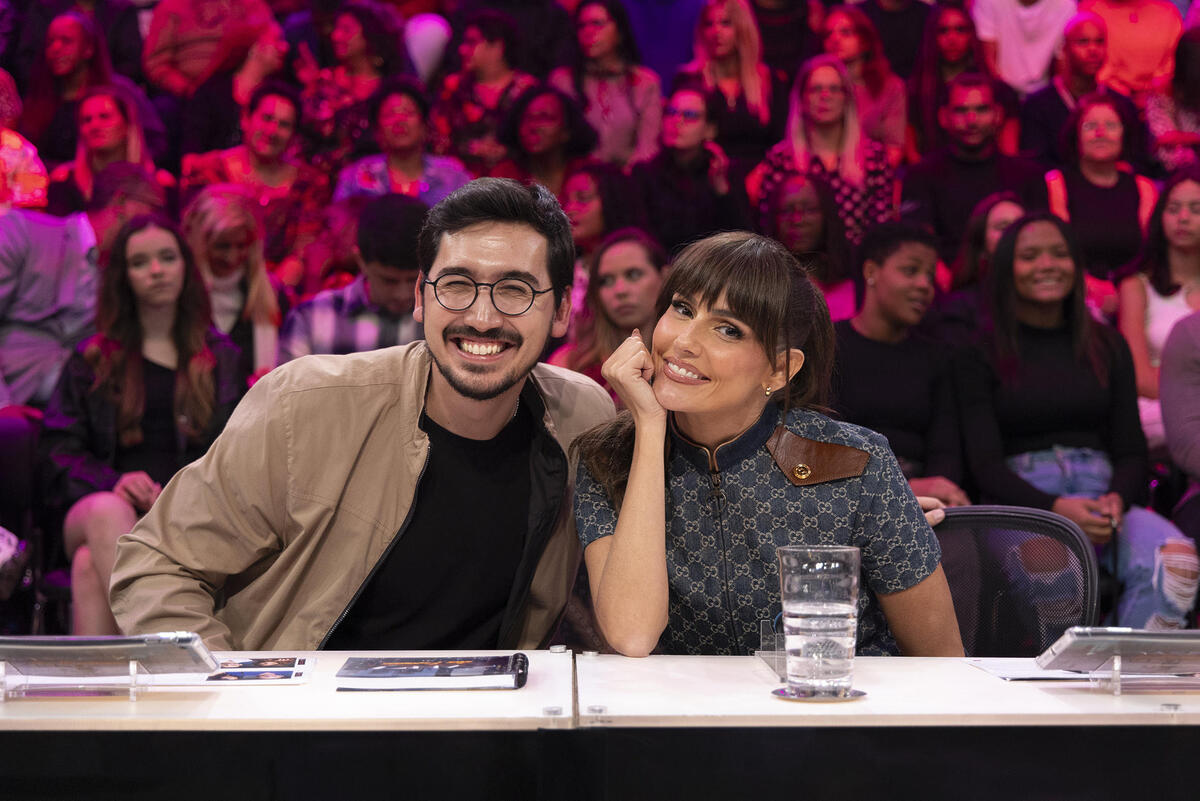 Debora Secco e Nilton Klava juntos na bancada do Dança dos Famosos