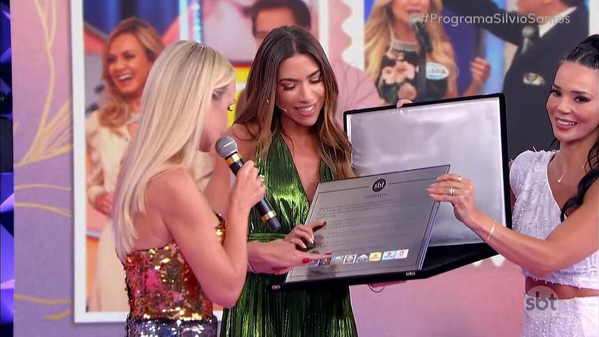 Patricia Abravanel entregando uma placa para Eliana no Programa Silvio Santos