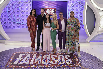 Narcisa, Narcisa, Andreia Pimentel, Eliana, Dicesar e Gominho abraçados no centro do palco do programa em cima do logo do Famosos da Internet