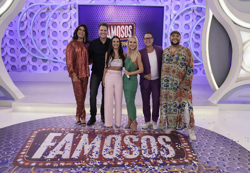 Narcisa, Narcisa, Andreia Pimentel, Eliana, Dicesar e Gominho abraçados no centro do palco do programa em cima do logo do Famosos da Internet