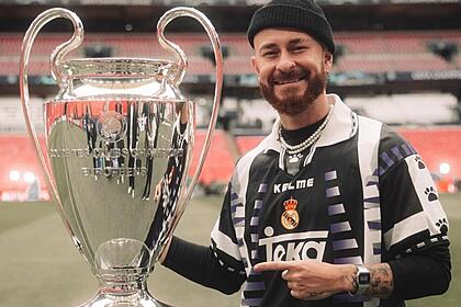 Fred Bruno em foto posada com uma taça em um estádio