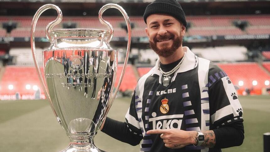 Fred Bruno em foto posada com uma taça em um estádio