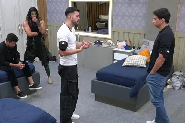 Hideo, Rambo, Kaio e Bruno em conversa no quarto de A Grande Conquista