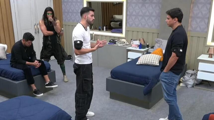 Hideo, Rambo, Kaio e Bruno em conversa no quarto de A Grande Conquista