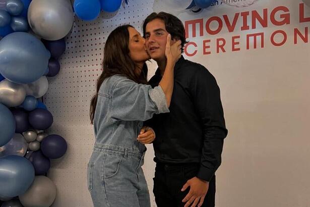 Ivete Sangalo beijando Marcelo Sangalo na formatura