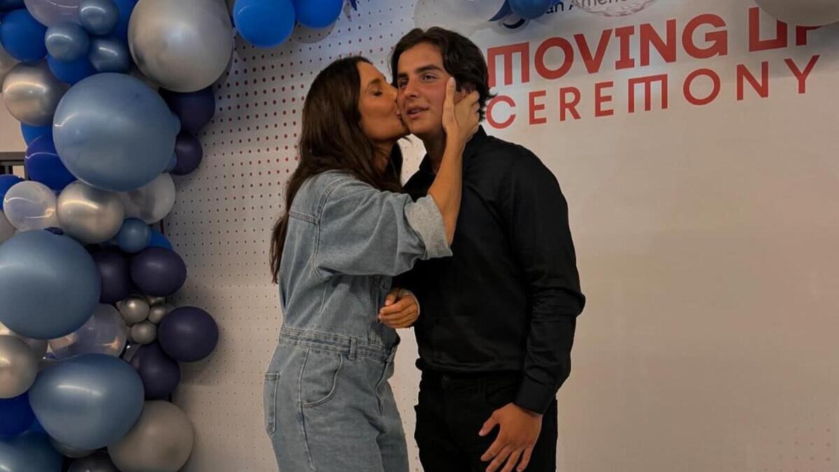 Ivete Sangalo beijando Marcelo Sangalo na formatura