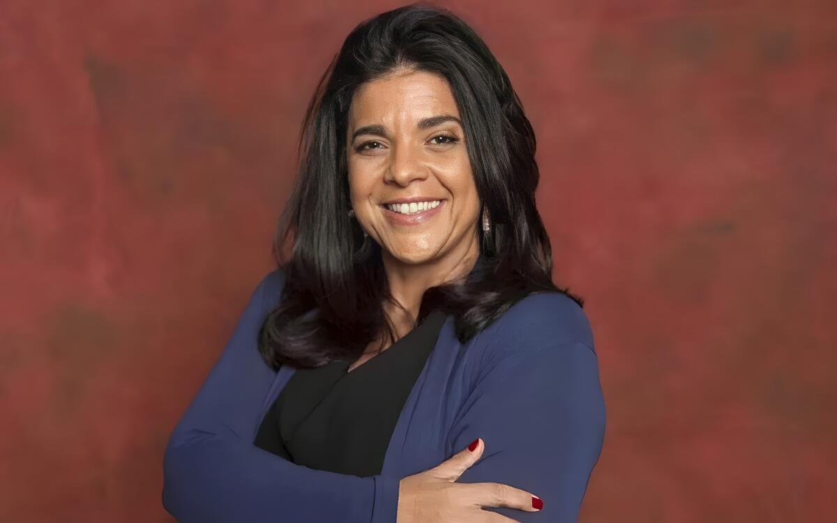 Autora Izabel de Oliveira sorrindo nos bastidores da TV Globo
