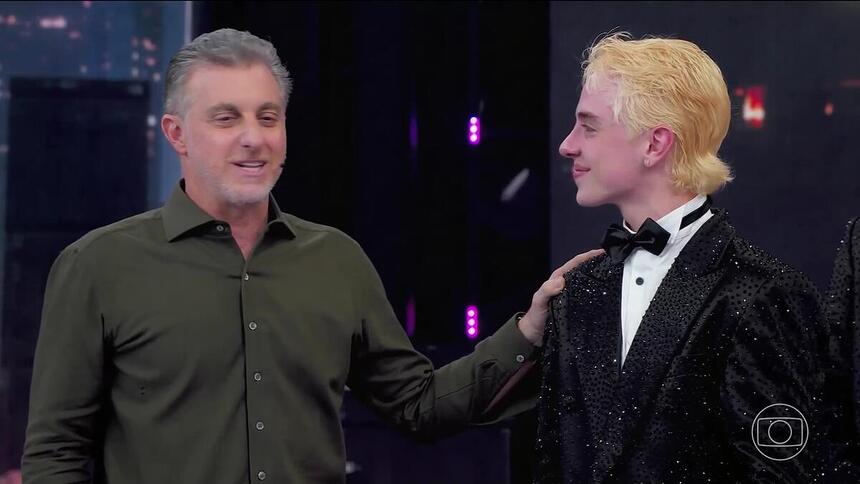 Luciano Huck toca no ombro de Juliano Floss após a eliminação na Dança dos Famosos 2024