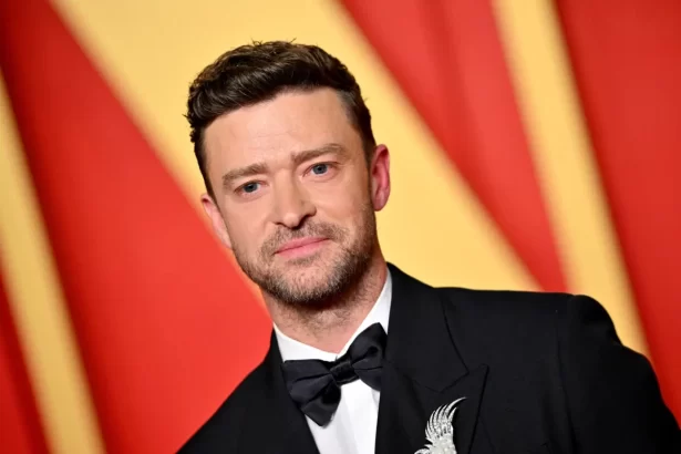 Justin Timberlake de terno e gravata borboleta