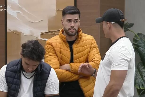 Kaio e Fellipe em uma discussão, com Bruno à frente na imagem, em A Grande Conquista