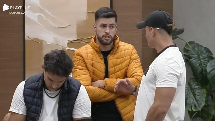 Kaio e Fellipe em uma discussão, com Bruno à frente na imagem, em A Grande Conquista