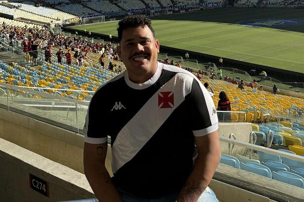 Lucas Buda em foto posada no Maracanã antes de Vasco x Flamengo