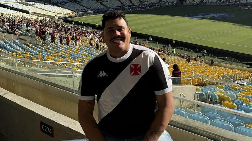 Lucas Buda em foto posada no Maracanã antes de Vasco x Flamengo