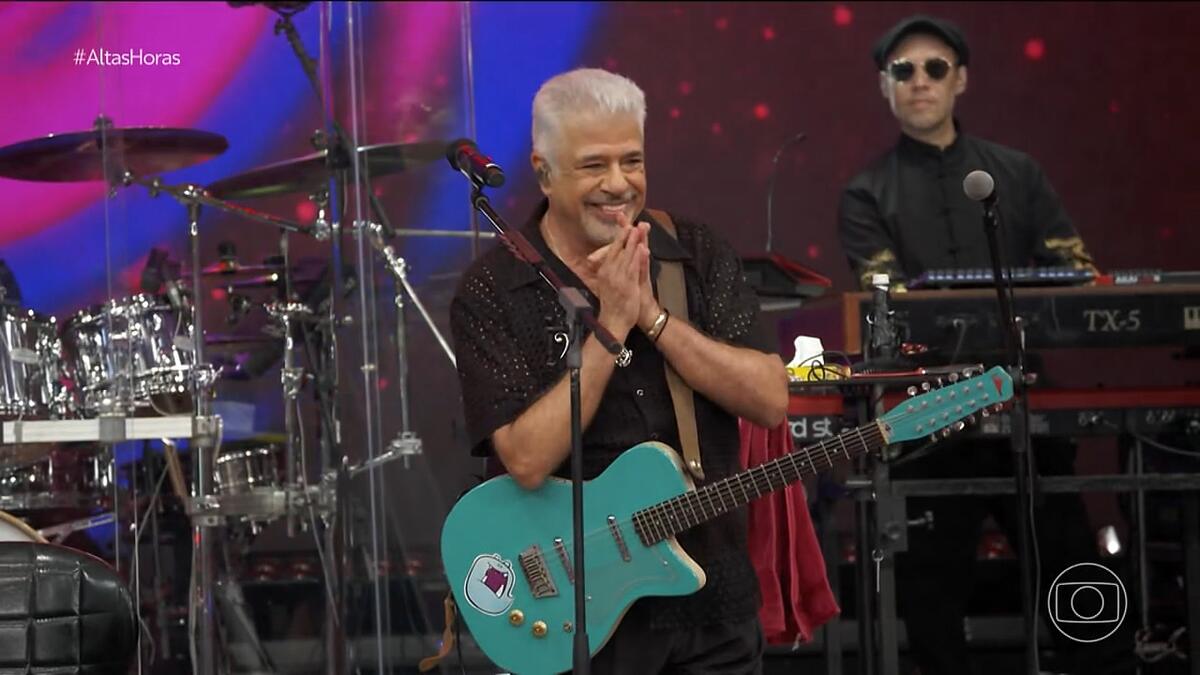 Lulu Santos canta com sua guitarra especial verde no palco do Altas Horas
