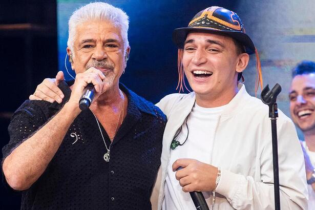 Lulu Santos e João Gomes cantando abraçados no palco Altas Horas