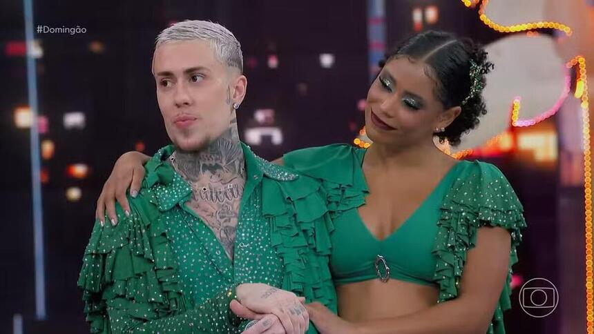 MC Daniel e Paula Santos, com uma roupa de salsa verde, na Dança dos Famosos