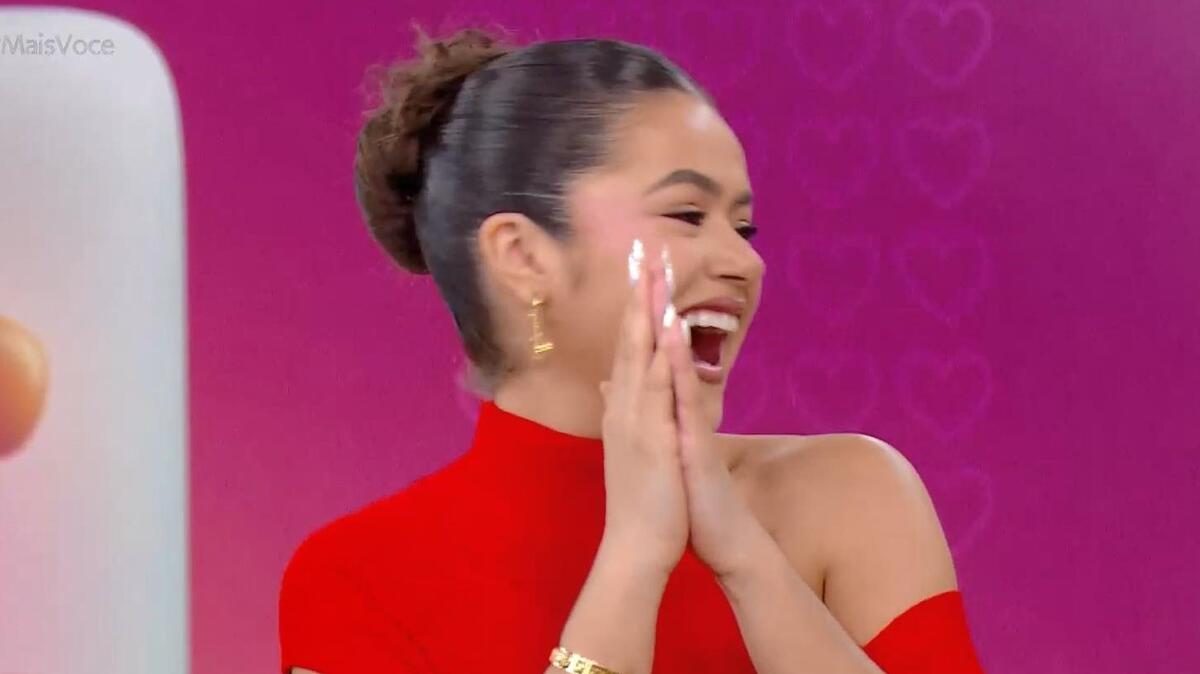 Maisa com sorriso aberto e com as mão na frente do rosto no Mais Você