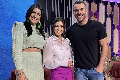 Amanda Françozo com Mariana Felício e Daniel Saullo no cenário do programa da TV Aparecida