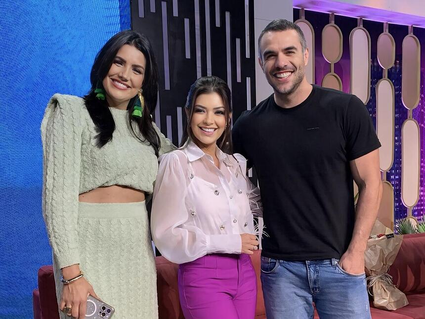 Amanda Françozo com Mariana Felício e Daniel Saullo no cenário do programa da TV Aparecida