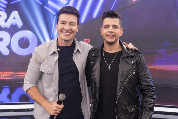 Rodrigo Faro ao lado de Nadson, o Ferinha no palco do Hora do Faro