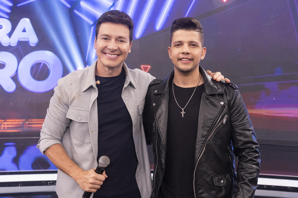 Rodrigo Faro ao lado de Nadson, o Ferinha no palco do Hora do Faro