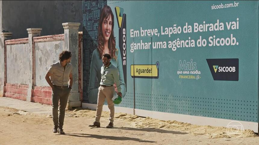 Artur de frente ao local onde será construída uma agência do Sicoob na novela No Rancho Fundo