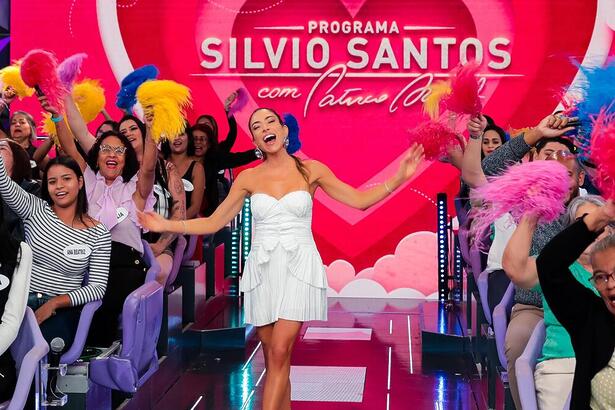 Patricia Abravanel no palco do Programa Silvio Santos no especial de Dia dos Namorados