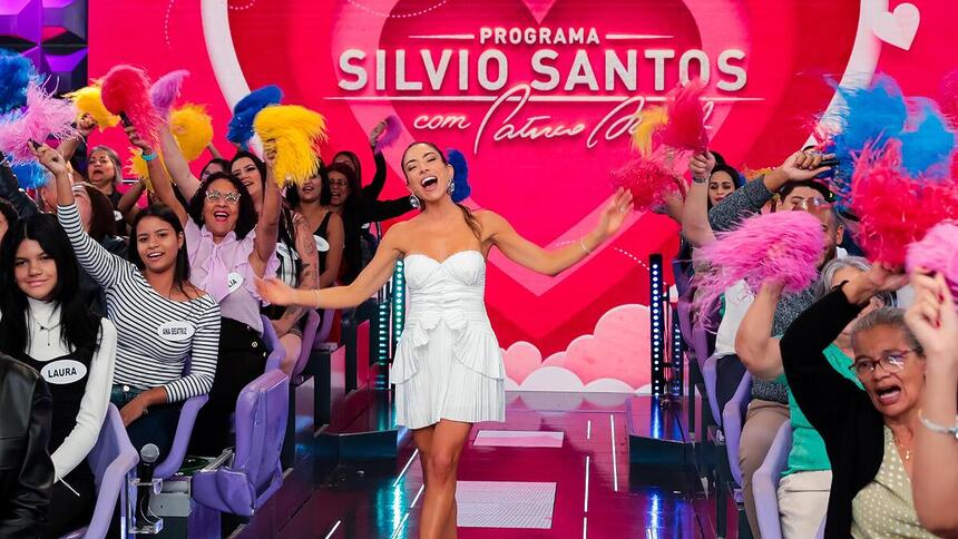 Patricia Abravanel no palco do Programa Silvio Santos no especial de Dia dos Namorados