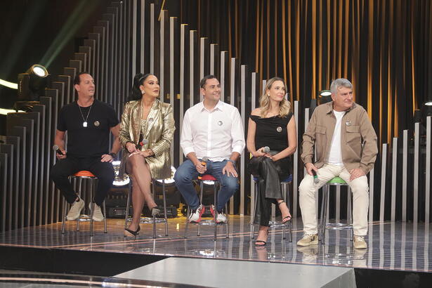 Benjamin Back, Helen Ganzarolli, André Galvão, Nadine Basttos e Cleber Machado sentados no Jogo do Banquinho do Programa Raul Gil