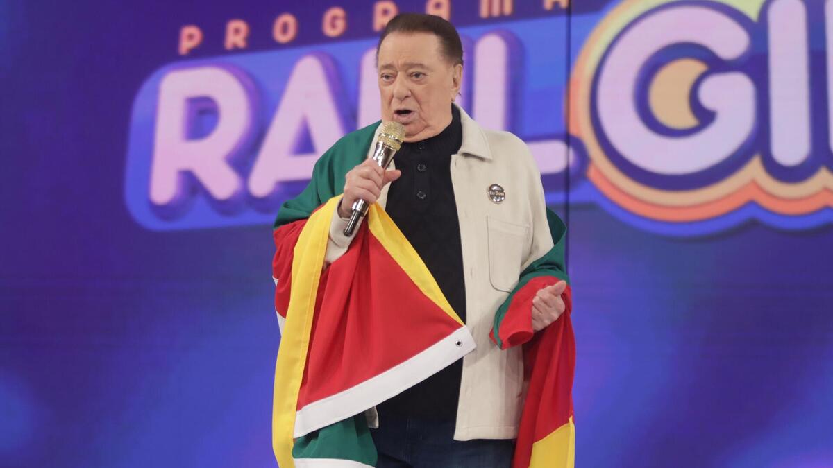 Raul Gil surge com a bandeira do RS e faz apelo por doações: “Ficou só barro”