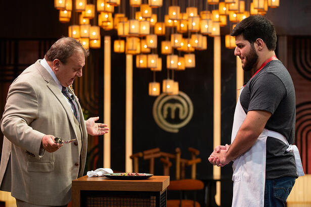 Erick Jacquin avalia o prato de Riad no cenário do MasterChef Brasil 2024