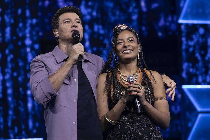 Rodrigo Faro e participante Stellaria no Canta Comigo