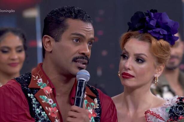 Samuel de Assis e Larissa Parison, abraçados no palco da Dança dos Famosos