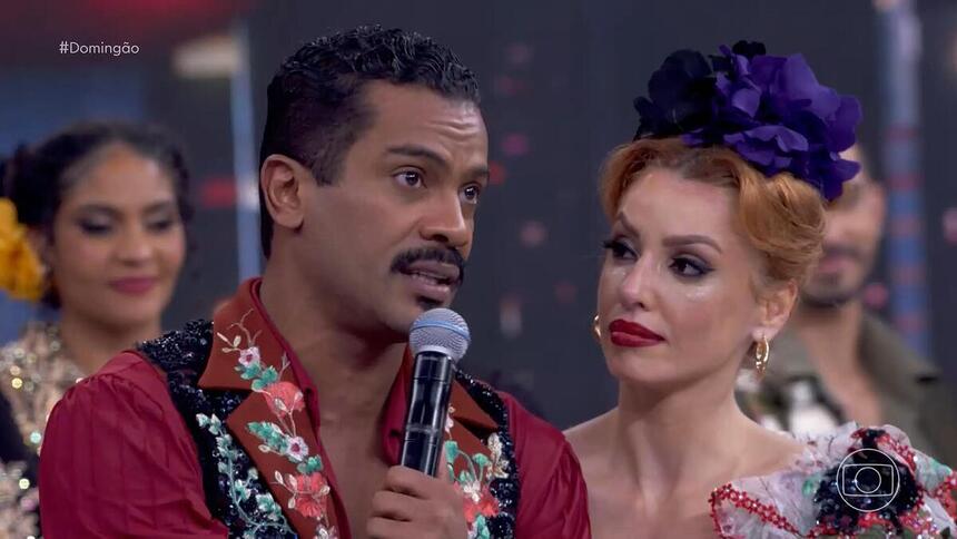 Samuel de Assis e Larissa Parison, abraçados no palco da Dança dos Famosos