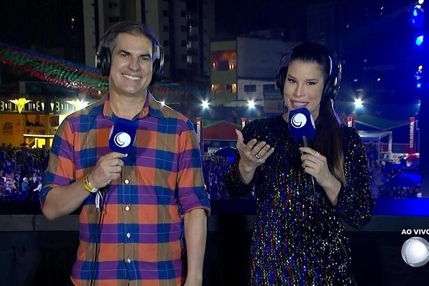 Linda Carvalho e Sérgio Montenegro sorrindo na abertura do São João de Campina Grande