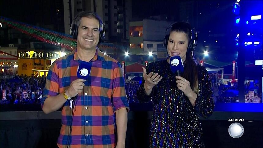 Linda Carvalho e Sérgio Montenegro sorrindo na abertura do São João de Campina Grande