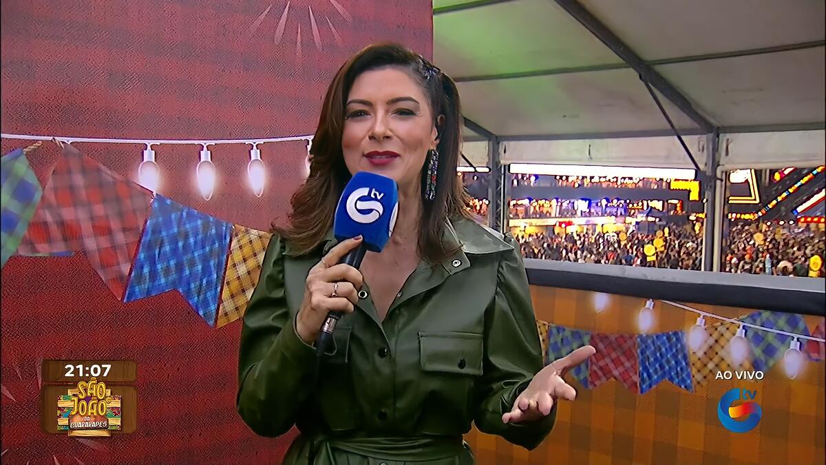 Meiry Lanunce, de casaco verde, no Pátio do Forró ao vivo no São João de Caruaru na TV Guararapes