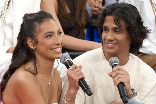 Vanessa Lopes e Lucas Mamede juntos no palco do Altas Horas