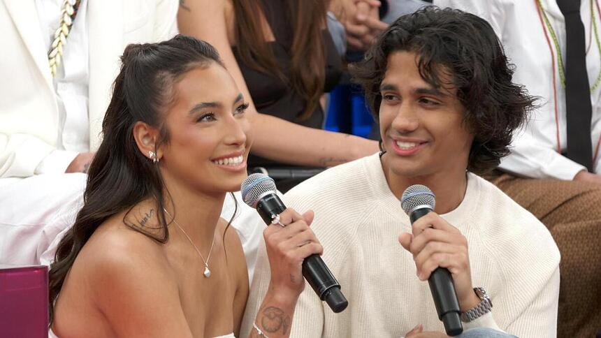 Vanessa Lopes e Lucas Mamede juntos no palco do Altas Horas