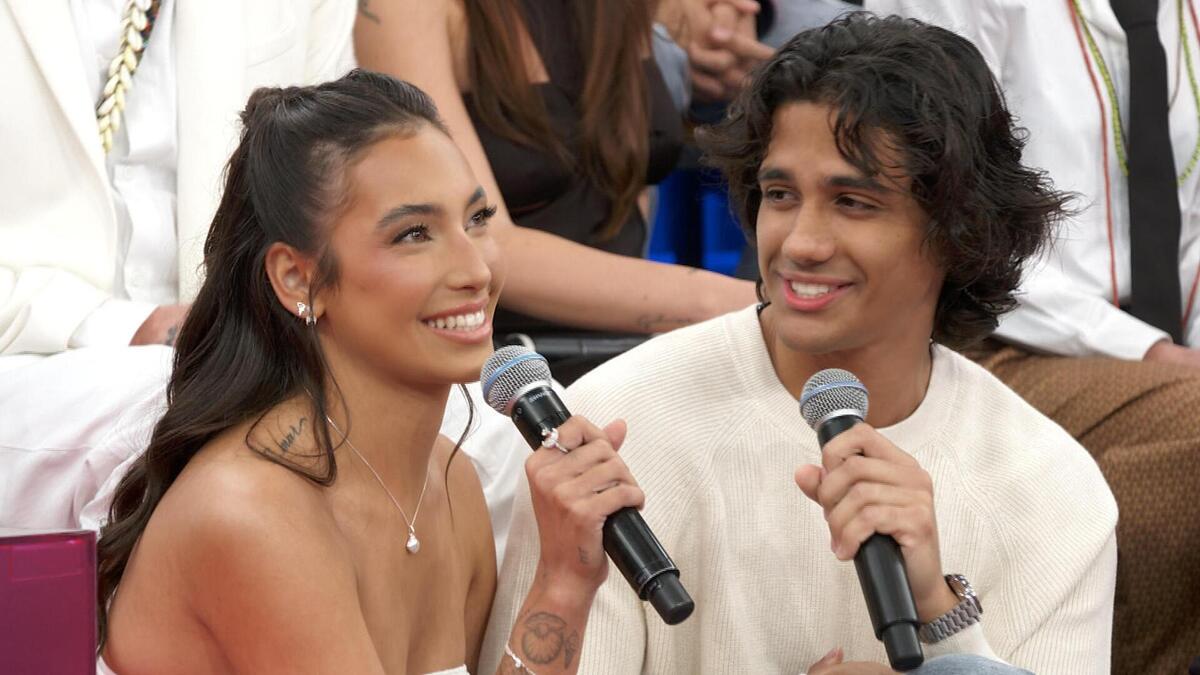 Vanessa Lopes e Lucas Mamede juntos no palco do Altas Horas