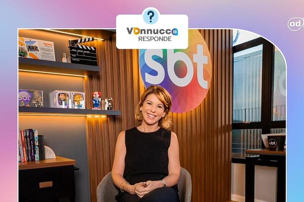 Daniela Beyruti em uma sala com o logo do SBT na arte do Vannucci Responde