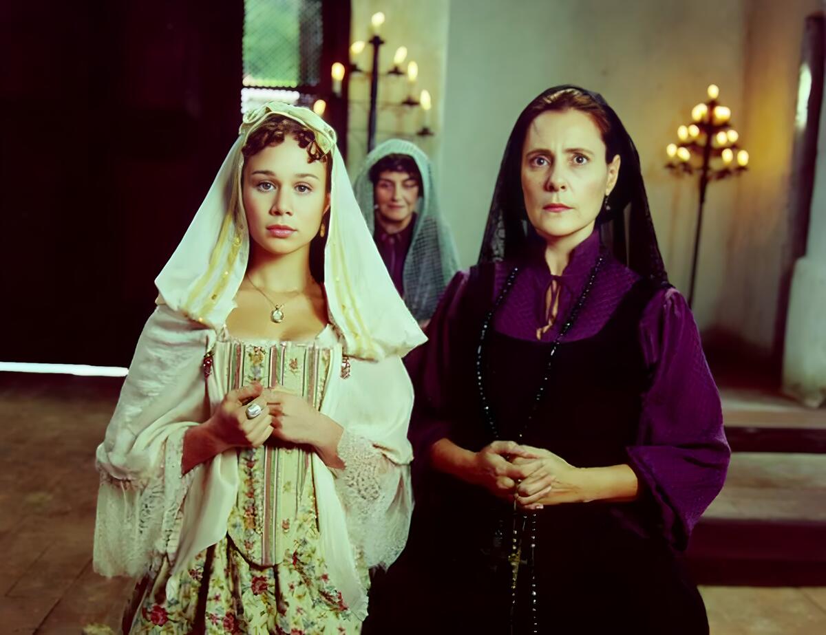 Mariana Ximenes e Elizabeth Savala em A Padroeira, 2001