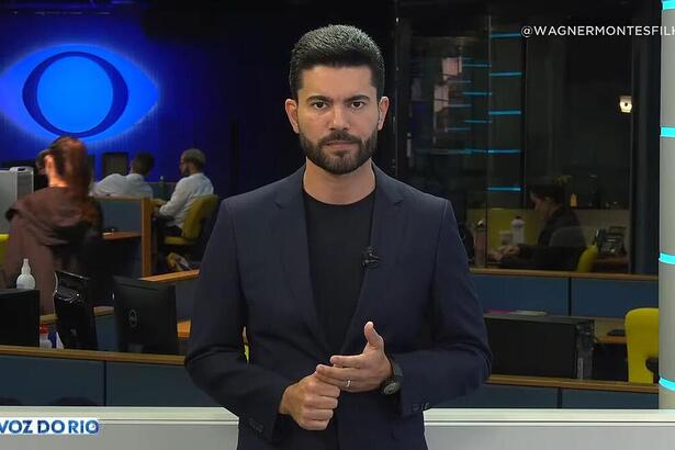 Wagner Montes Filho com semblante sério no cenário do programa A Voz do Rio na Band