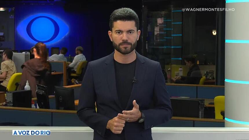 Wagner Montes Filho com semblante sério no cenário do programa A Voz do Rio na Band