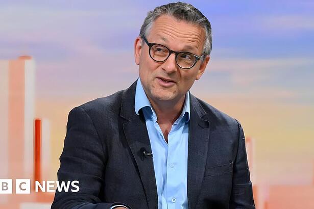 Michael Mosley sorridente em estúdio da CNN Brasil