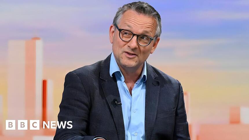 Michael Mosley sorridente em estúdio da CNN Brasil