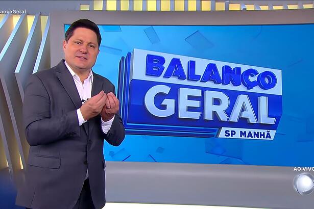 Eleandro Passaia em frente ao telão do Balanço Geral Manhã