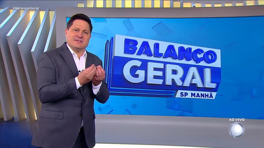 Eleandro Passaia em frente ao telão do Balanço Geral Manhã