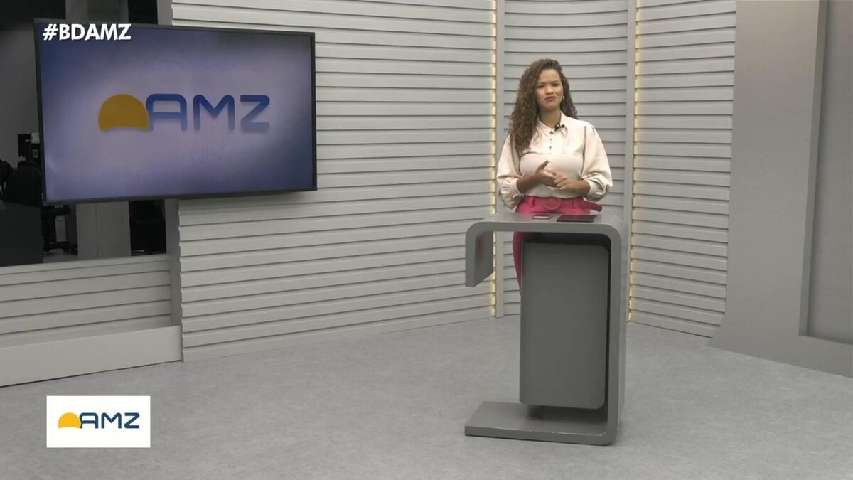 Carolina França próximo a tela com o logo do jornal Bom Dia Amazônia