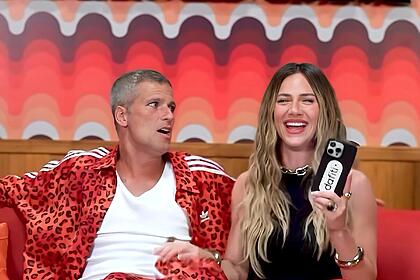 Bruno Gagliasso olha para Giovanna Ewbank com semblante assustado enquanto ela sorrir